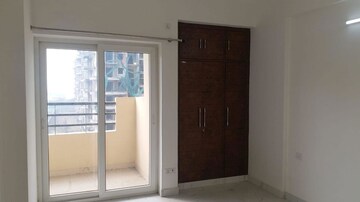 Room in 4 BHK Apartment at Purvanchal Royal City, Chi V Greater Noida – for Rent