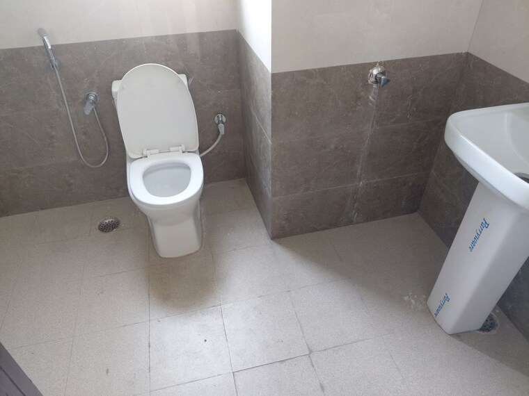 Bathroom, omaxe city 2 Bedroom 1900 Sq.Ft. Apartment In Omaxe City Lucknow 9855282