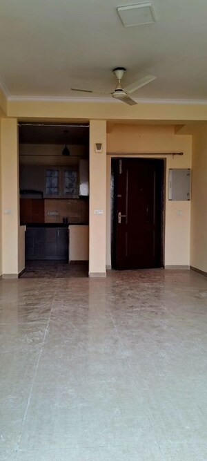 Room in 3.5 BHK Apartment at Omaxe R2, Gomti Nagar – for Rent