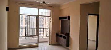 Room in 3.5 BHK Apartment at Omaxe R2, Gomti Nagar – for Rent