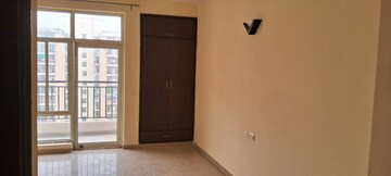 Room in 3.5 BHK Apartment at Omaxe R2, Gomti Nagar – for Rent