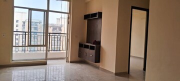 Room in 3.5 BHK Apartment at Omaxe R2, Gomti Nagar – for Rent