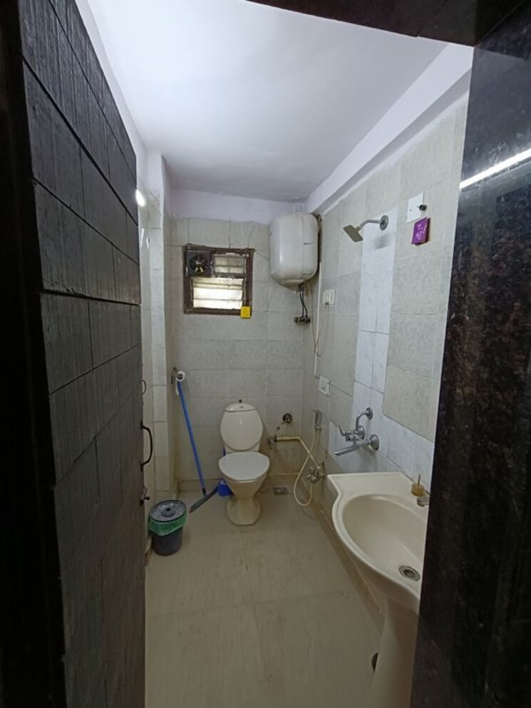 Bathroom, shree-amit-nagar-chs 2 Bedroom 950 Sq.Ft. Apartment In Andheri West Mumbai 9855373