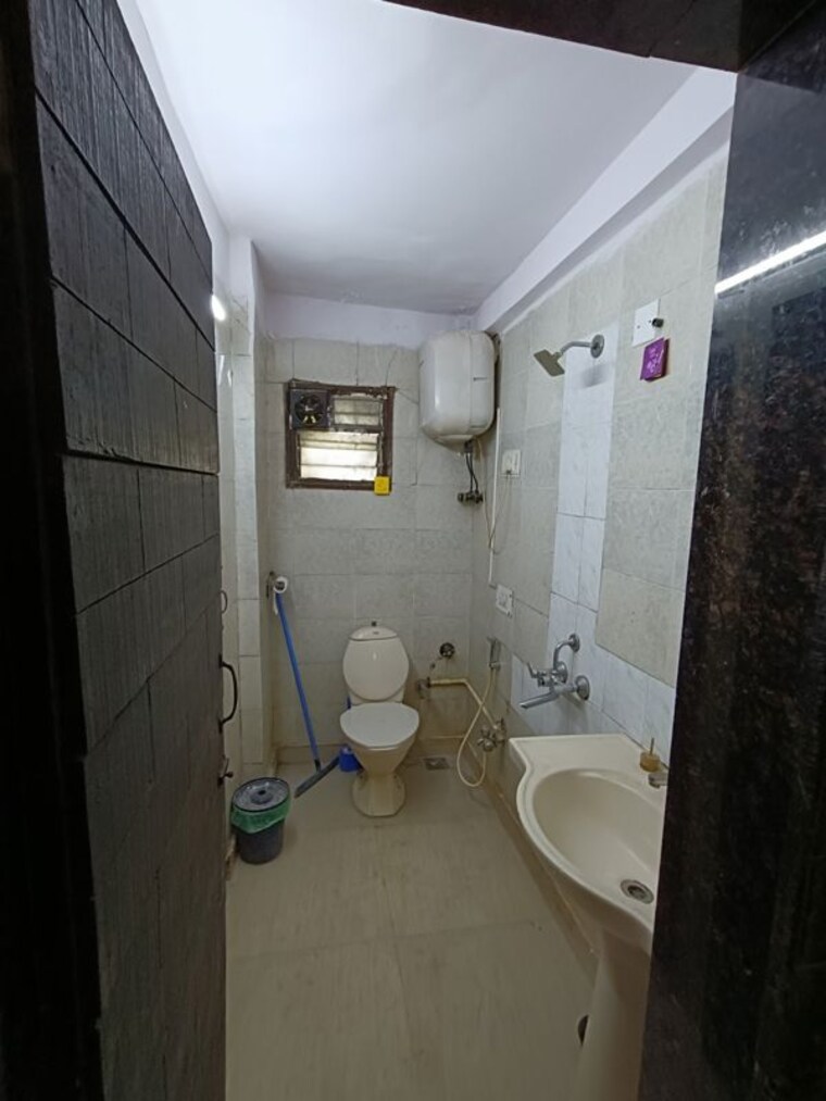 Bathroom, shree-amit-nagar-chs 2 Bedroom 950 Sq.Ft. Apartment In Andheri West Mumbai 9855373