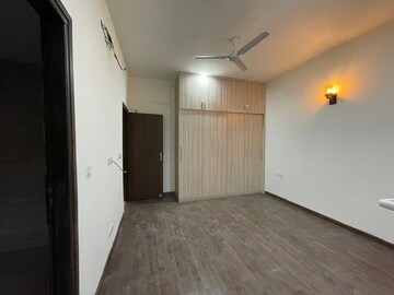 Room in 3 BHK Builder Floor at BPTP Amstoria, Sector 102 – for Rent