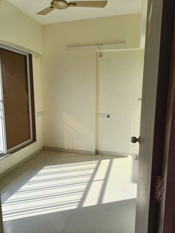 Room in 1 RK Apartment at Vastu Darshan Heights, Dahisar West – for Rent