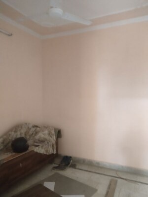 Room in 2 BHK Builder Floor at Gomti Nagar – for Rent