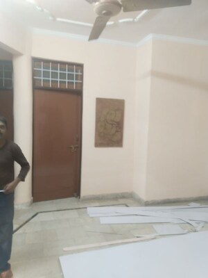 Room in 2 BHK Builder Floor at Gomti Nagar – for Rent