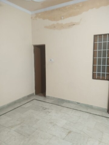 Room in 2 BHK Builder Floor at Gomti Nagar – for Rent