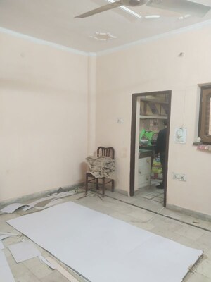 Room in 2 BHK Builder Floor at Gomti Nagar – for Rent