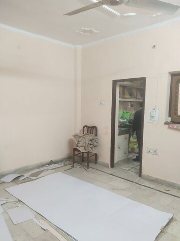 Room in 2 BHK Builder Floor at Gomti Nagar – for Rent