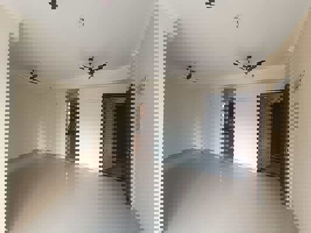 3 BHK 1700 Sq.Ft. Apartment in Amrapali Crystal Homes