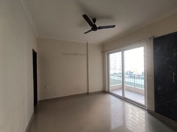 Room in 2.5 BHK Apartment at Amrapali Crystal Homes, Sector 76 – for Rent