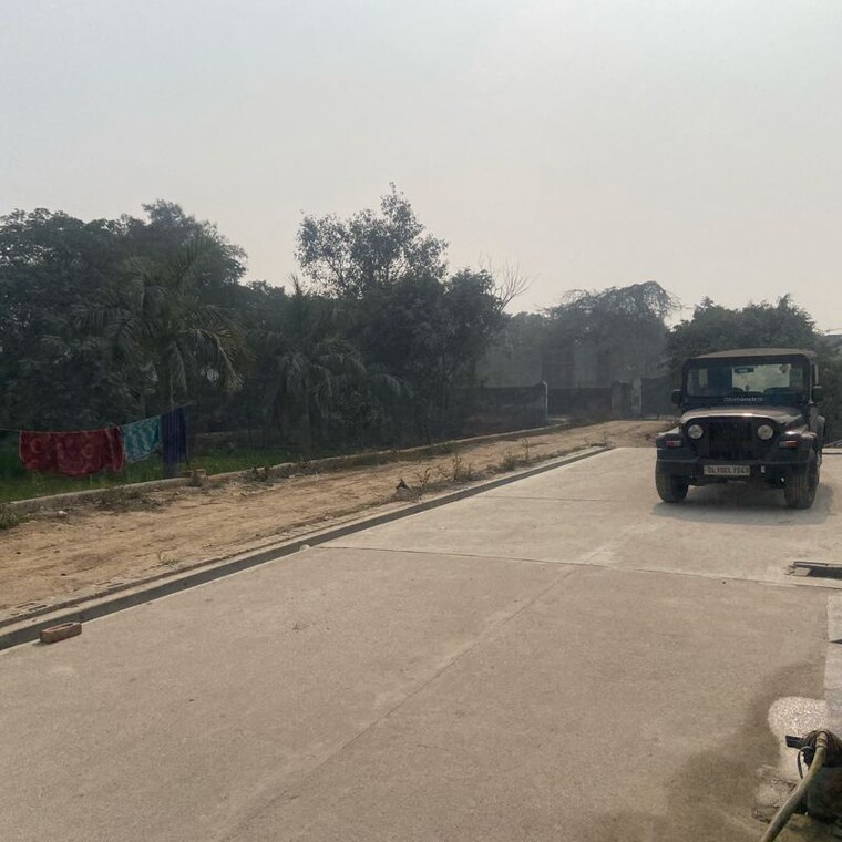  Parking, shahdara  50 Sq.Yd. Plot In Shahdara Delhi 9855473