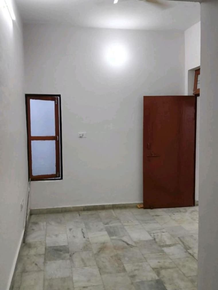 Room, gomti nagar 2 Bedroom 1000 Sq.Ft. Independent House In Gomti Nagar Lucknow 9855545