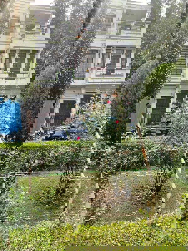 3.5 BHK + Pooja Room,Servant Room Villa For Rent in DLF City Phase IV