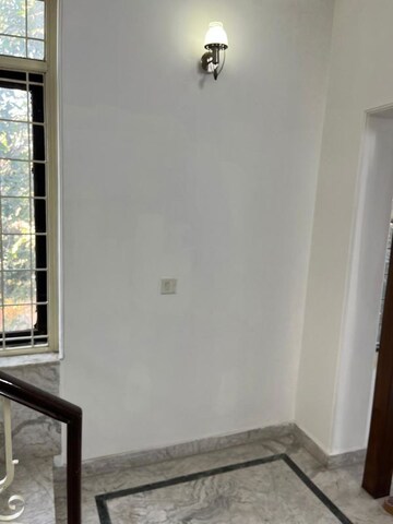 Room in 3.5 BHK Villa at DLF City Phase IV, Dlf Phase iv – for Rent