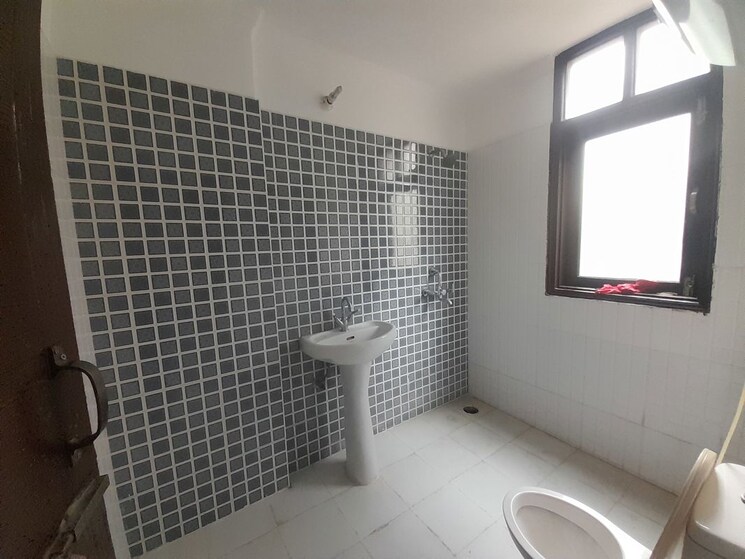 Bathroom, maya-garden-avenue 3 Bedroom 1852 Sq.Ft. Apartment In Patiala Road Zirakpur 9855621