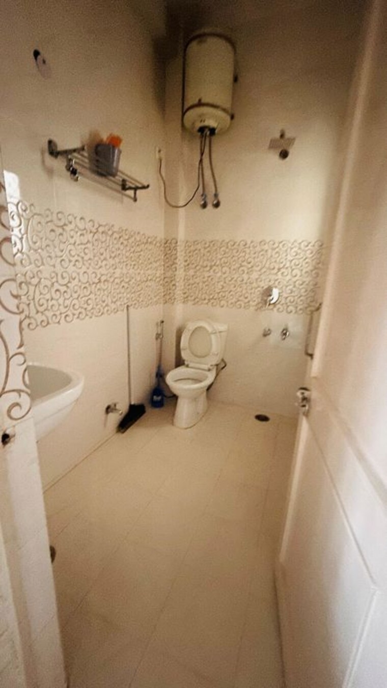 Bathroom, malviya nagar 2 Bedroom 1100 Sq.Ft. Builder Floor In Malviya Nagar Delhi 9855770