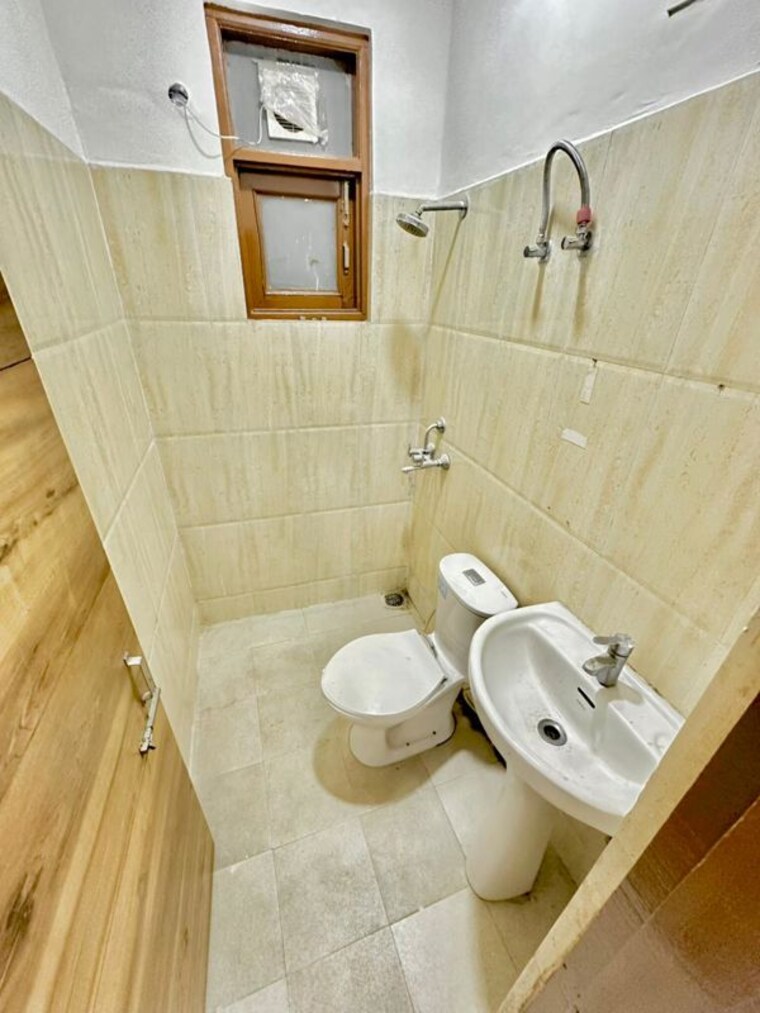 Bathroom, pir machalla 3 Bedroom 1200 Sq.Ft. Apartment In Pir Machalla Zirakpur 9855816