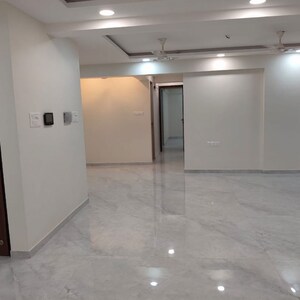 Room in 4 BHK Apartment at Bandra East – for Rent