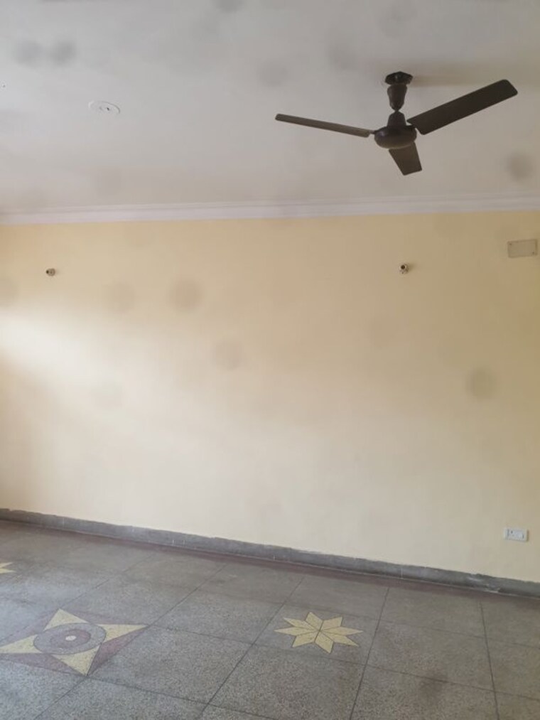 Room, sector 16 3 Bedroom 2250 Sq.Ft. Independent House In Sector 16 Faridabad 9855880