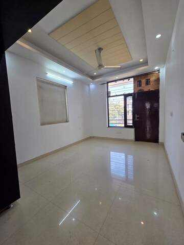 Room in 3 BHK Builder Floor at Sector 57 – for Rent