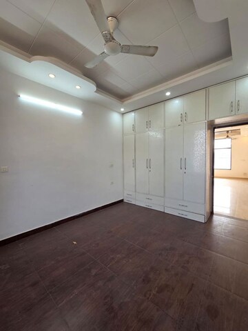 Room in 3 BHK Builder Floor at Sector 57 – for Rent