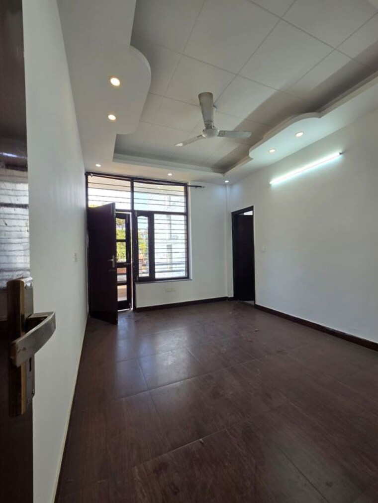 Room, sector 57 3 Bedroom 2700 Sq.Ft. Builder Floor In Sector 57 Gurgaon 9855950