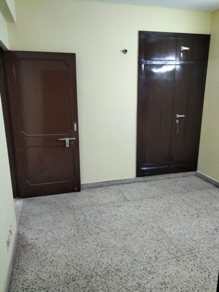 Room, sector 12 3 Bedroom 1650 Sq.Ft. Apartment In Sector 12 Delhi 9855945