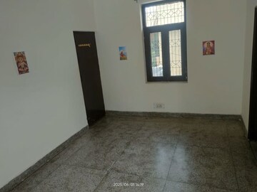 Room in 3 BHK Builder Floor at Sector 34 – for Rent
