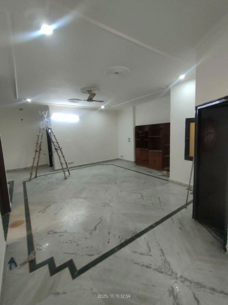 Room, sector 34 3 Bedroom 3000 Sq.Ft. Builder Floor In Sector 34 Noida 9856008