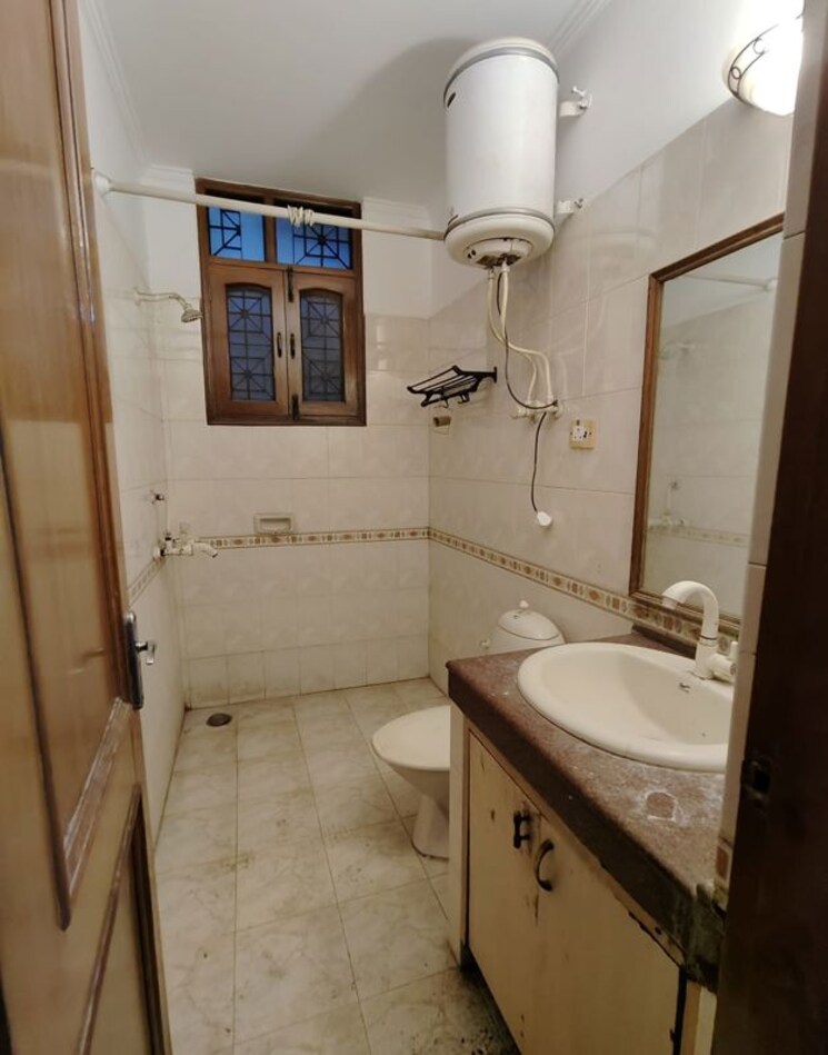 Bathroom, sector 34 2 Bedroom 1200 Sq.Ft. Builder Floor In Sector 34 Noida 9856026