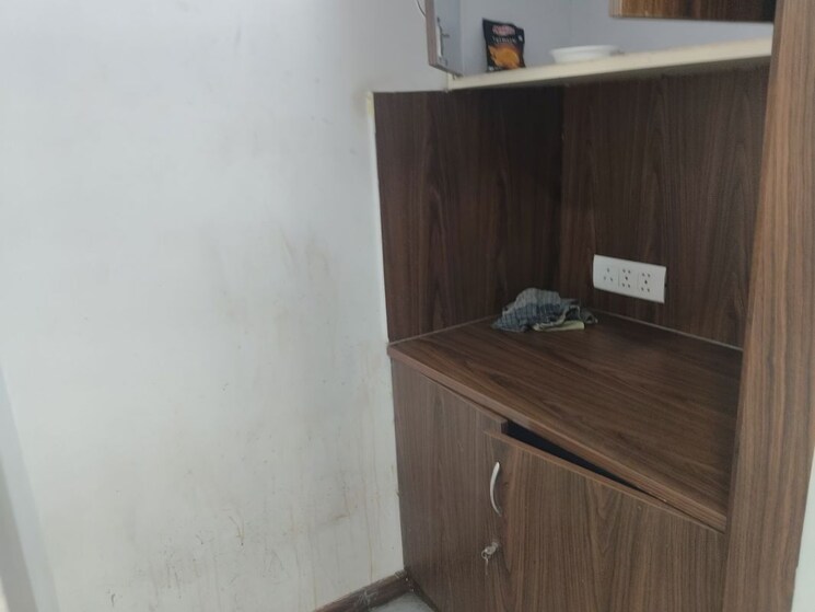 Room, netaji subhash place Commercial Office Space 810 Sq.Ft. In Netaji Subhash Place Delhi 9856067