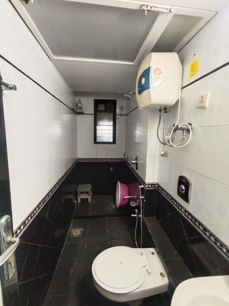 Bathroom, sabari-shikhar 3 Bedroom 1220 Sq.Ft. Apartment In Chembur Mumbai 9856123