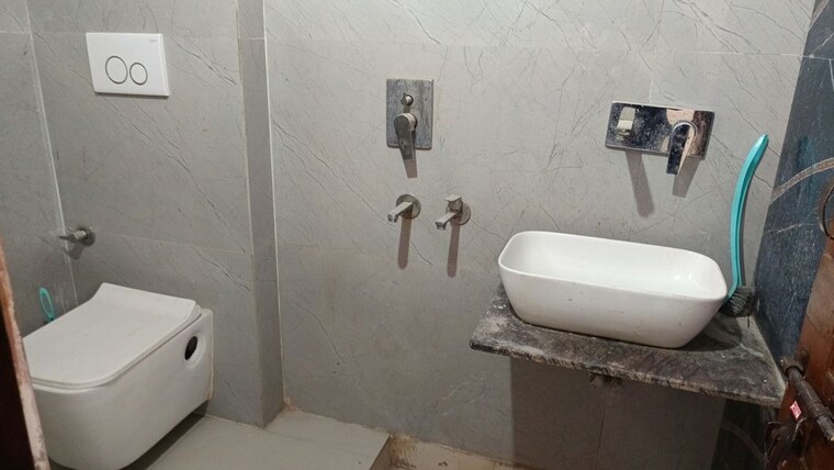 Bathroom, east patel nagar 3 Bedroom 1350 Sq.Ft. Builder Floor In East Patel Nagar Delhi 9819227