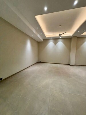 Room in 5 BHK Builder Floor at Dlf Phase V – for Rent