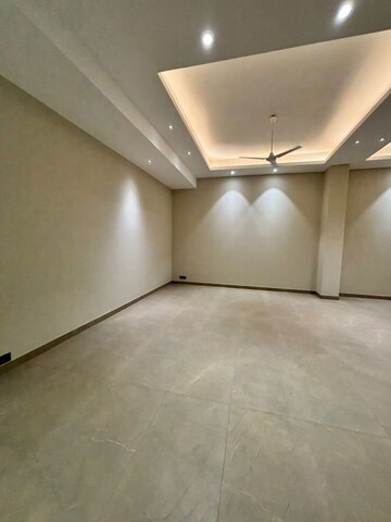 Room in 5 BHK Builder Floor at Dlf Phase V – for Rent