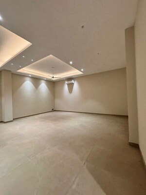  5 BHK Builder Floor at Dlf Phase V – for Rent