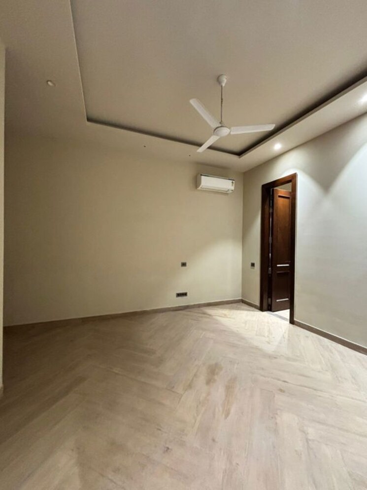 Room, dlf phase v 5 Bedroom 2430 Sq.Ft. Builder Floor In Dlf Phase V Gurgaon 9805686