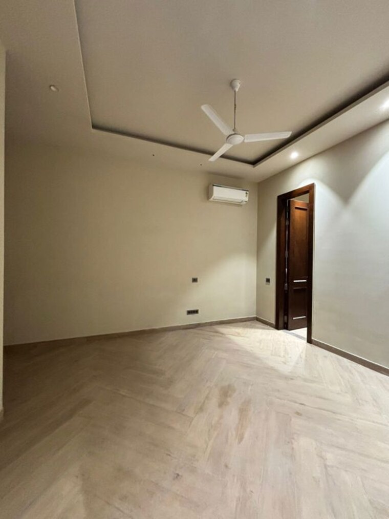 Room, dlf phase v 5 Bedroom 2430 Sq.Ft. Builder Floor In Dlf Phase V Gurgaon 9805686