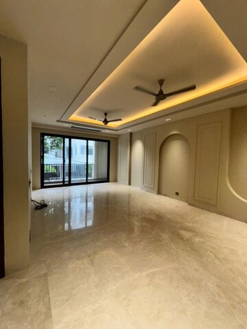 Room in 5 BHK Builder Floor at Dlf Phase V – for Rent