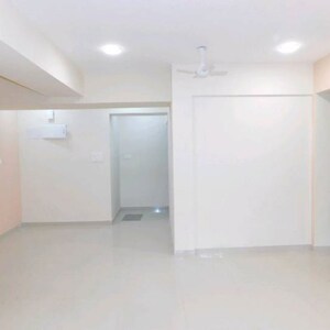 Room in 3 BHK Apartment at Khar West – for Sale