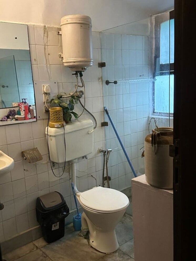 Bathroom, greater kailash i Studio 400 Sq.Ft. Apartment In Greater Kailash I Delhi 9856226
