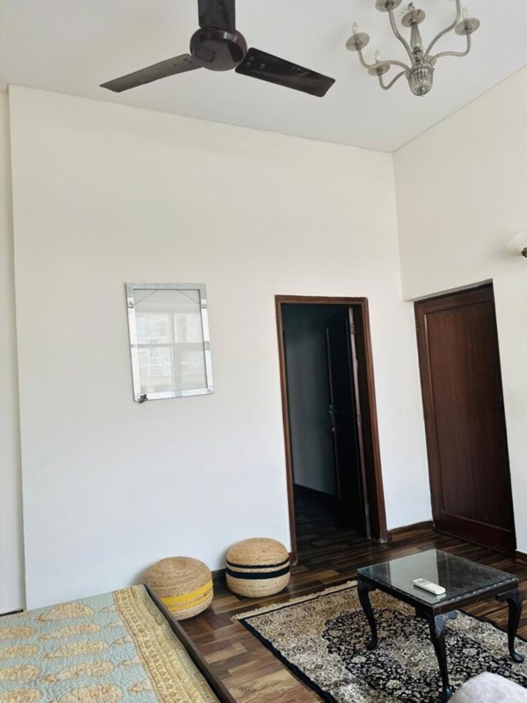 Room, greater kailash i Studio 400 Sq.Ft. Apartment In Greater Kailash I Delhi 9856226