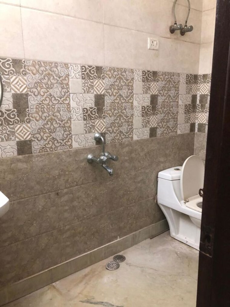 Bathroom, green fields colony 3 Bedroom 250 Sq.Yd. Builder Floor In Green Fields Colony Faridabad 9856317
