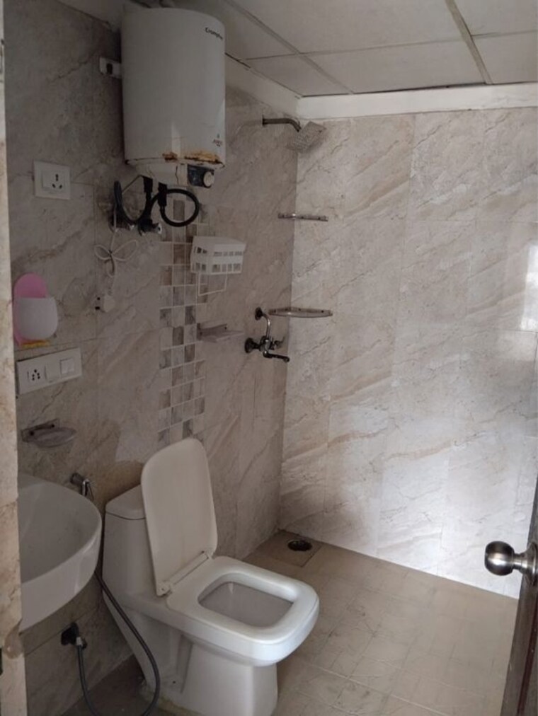 Bathroom, aims-golf-avenue-ii 2.5 Bedroom 1200 Sq.Ft. Apartment In Sector 75 Noida 9856336