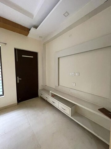 Room in 3.5 BHK Apartment at Nirvana Country – for Rent