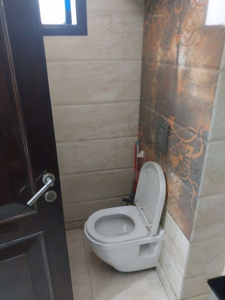 Bathroom, kalkaji 4 Bedroom 300 Sq.Yd. Builder Floor In Kalkaji Delhi 9694427