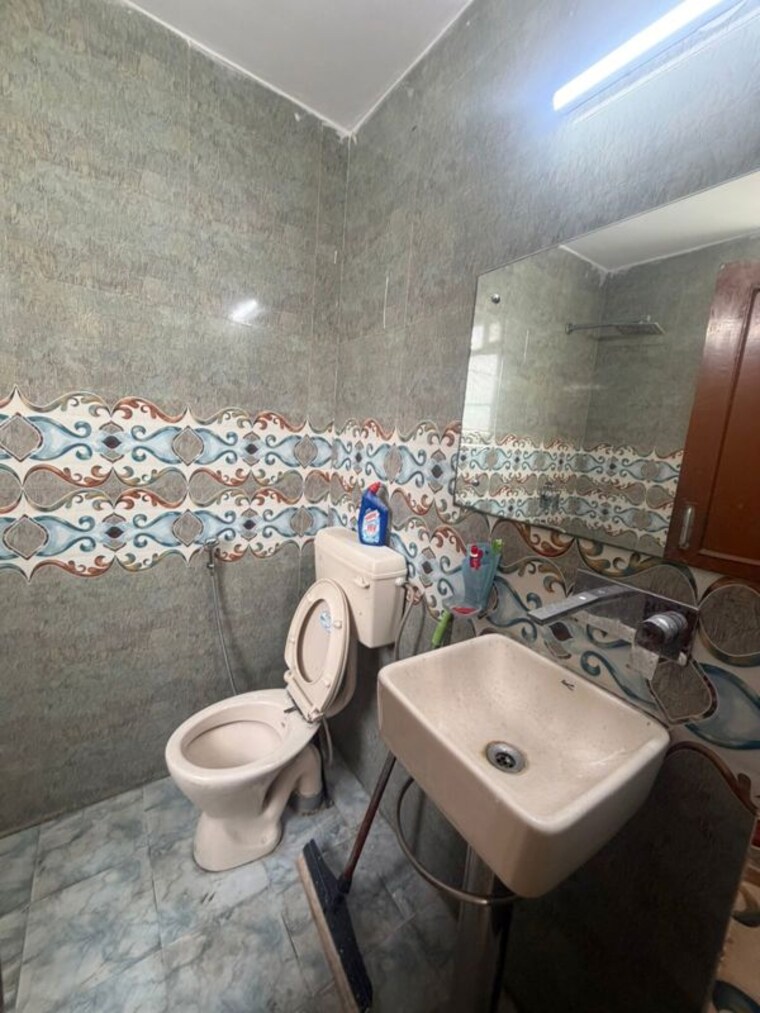 Attached Bathroom, sector 15 2 Bedroom 800 Sq.Ft. Apartment In Sector 15 Gurgaon 9856449